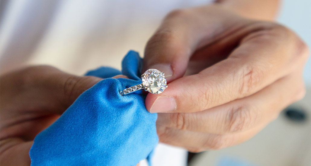 how do jewellers clean diamond rings: the home method